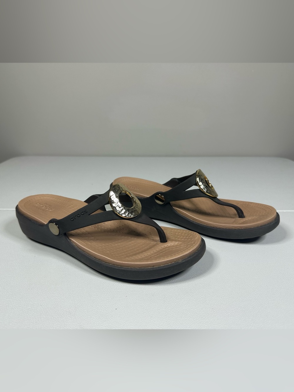 CROCS Sanrah Circle Hammered Metal Wedge Flip Sandals - Picture 2 of 9